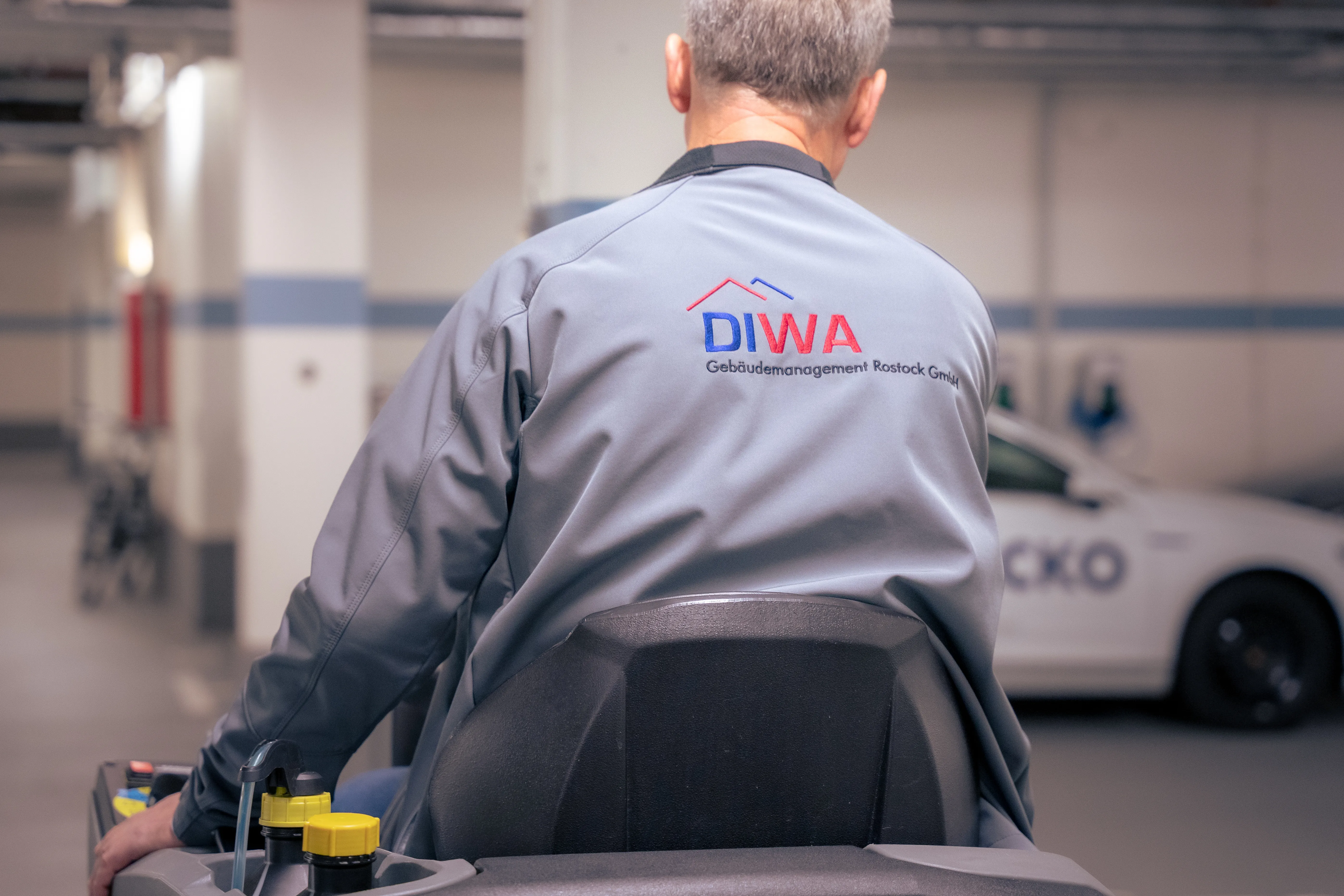 Mitarbeiter der DIWA Gebäudemanagament Rostock GmbH bei der Arbeit'